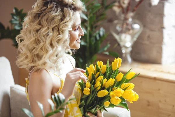 Belle Femme Blonde Avec Bouquet Tulipes Jaunes — Photo