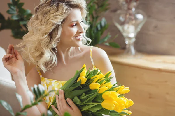 Belle Femme Blonde Avec Bouquet Tulipes Jaunes — Photo