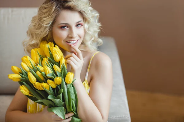 Wanita Pirang Cantik Dengan Buket Tulip Kuning — Stok Foto