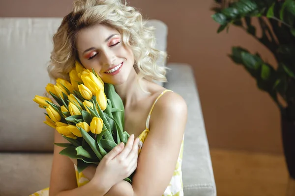 Piękna Blondynka Bukietem Żółtych Tulipanów — Zdjęcie stockowe