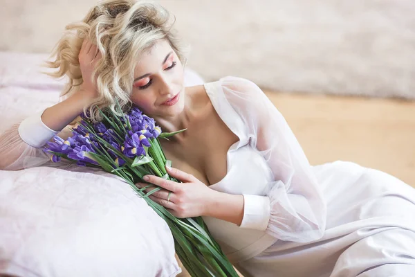 Wanita Muda Yang Menarik Dengan Bunga Potret Closeup Dari Wanita — Stok Foto