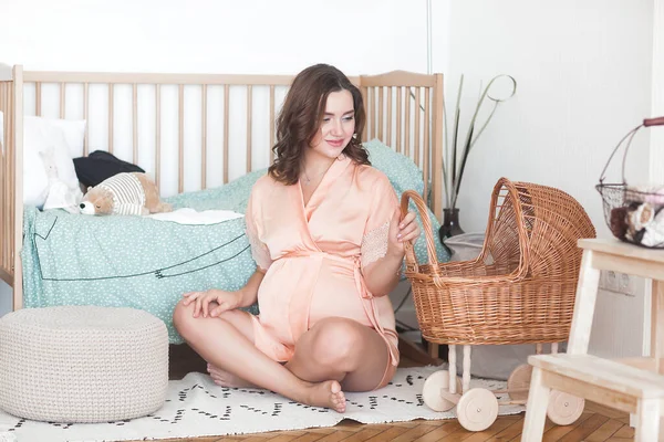 Νεαρή Ελκυστική Έγκυος Γυναίκα Στο Σπίτι Κοντινή Φωτογραφία Της Προσδοκώμενης — Φωτογραφία Αρχείου