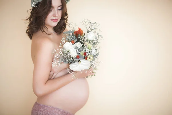 Jonge Aantrekkelijke Zwangere Vrouw Thuis Close Beeld Van Verwacht Vrouwtje — Stockfoto