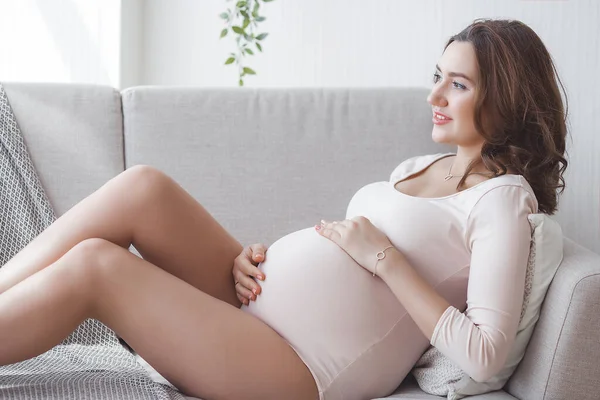 Jonge Aantrekkelijke Zwangere Vrouw Thuis Close Beeld Van Verwacht Vrouwtje — Stockfoto