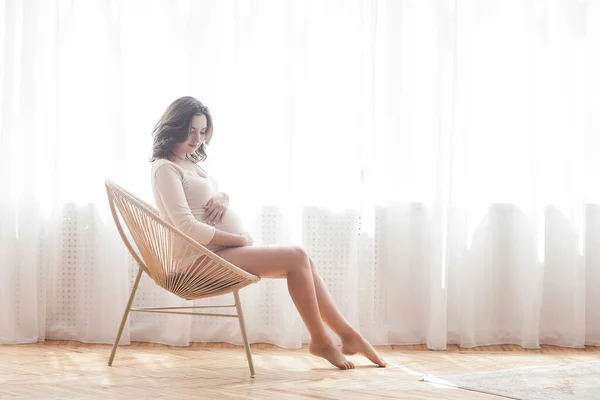 Giovane Donna Incinta Attraente Casa Quadro Ravvicinato Attesa Femminile — Foto Stock