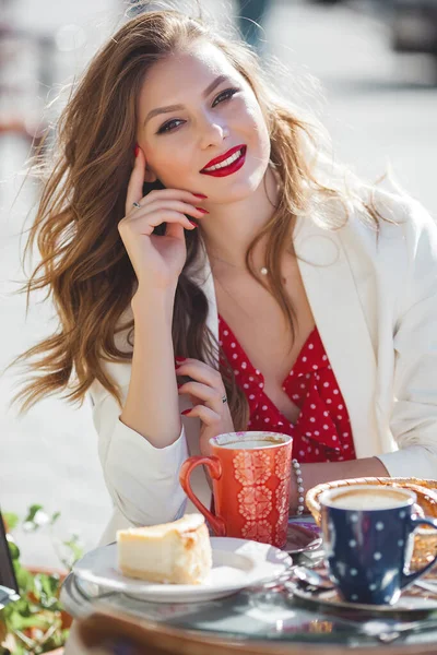 Hermosa Mujer Caffetería Primer Plano Retrato Atractiva Rubia Aire Libre — Foto de Stock