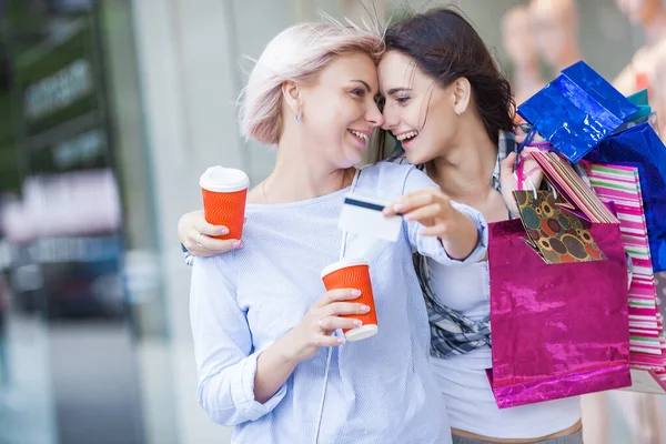 Mujeres Comprando Madre Hija Caminando Gran Venta Juntas —  Fotos de Stock