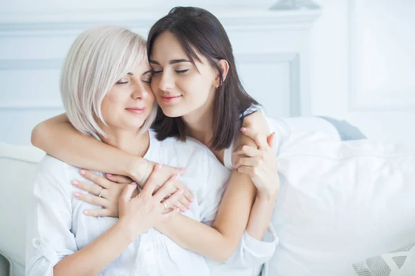 Figlia Adulta Madre Casa Donne Che Abbracciano — Foto Stock