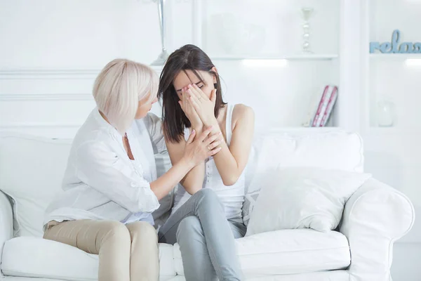 Die Frauen Unterstützen Sie Die Erwachsene Tochter Weint Und Umarmt — Stockfoto