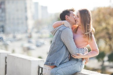 Çekici genç çift dışarıda eğleniyor.