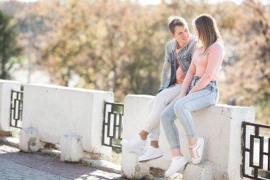 Çekici genç çift dışarıda eğleniyor.