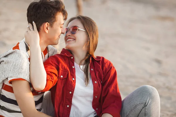 Casal Amoroso Praia Pôr Sol Mulher Homem Juntos — Fotografia de Stock