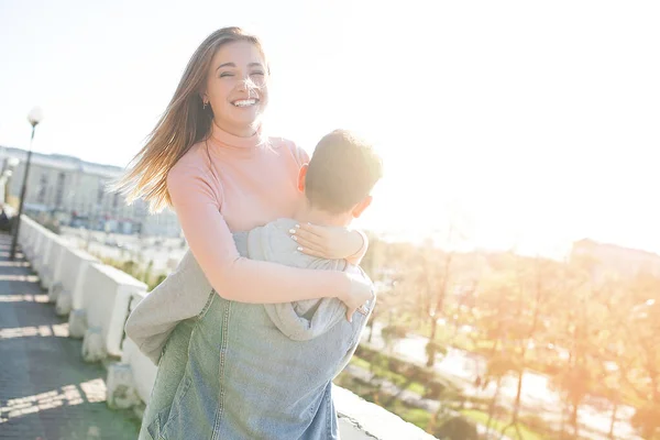 Attractive Young Couple Having Fun Outdoors — Stock Photo, Image