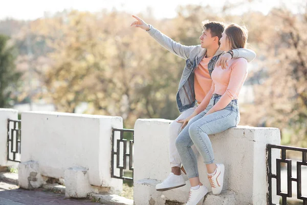 Attrayant Jeune Couple Amuser Plein Air — Photo