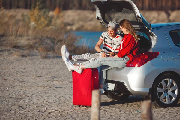 Arabayla Seyahat Eden Gençler Bir Çift Otomobil Gezisi Yapıyor — Stok fotoğraf
