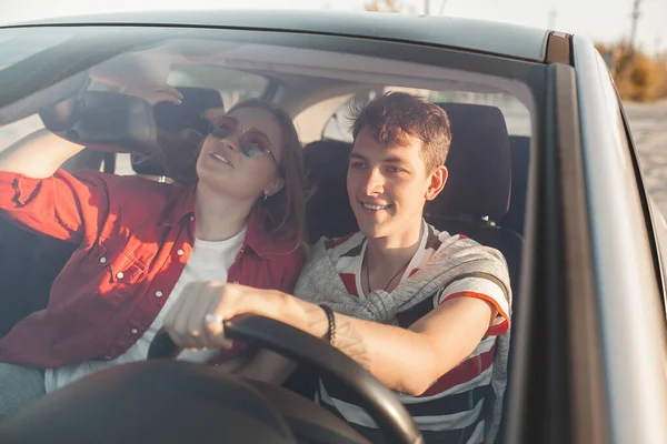 Jovens Viajando Carro Casal Ter Uma Viagem Automóvel — Fotografia de Stock