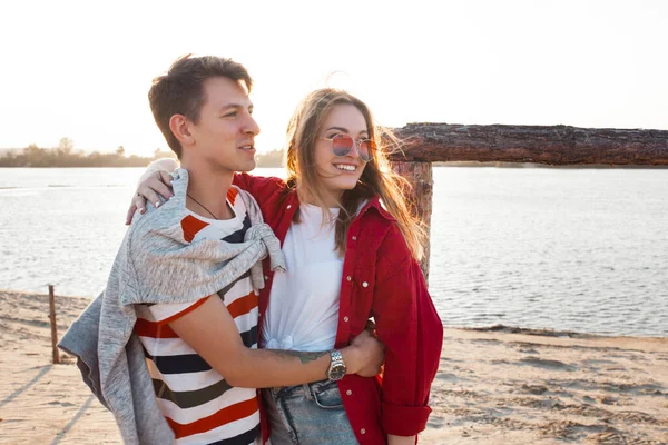 Couple Aimant Sur Plage Coucher Soleil Femme Homme Ensemble — Photo