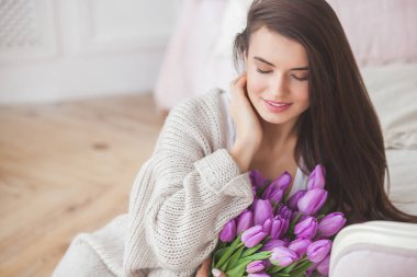 Yakından bir portre. Çiçekli çok güzel bir esmer kadın.