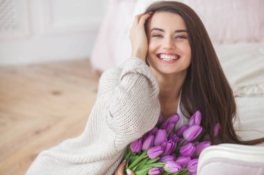 Yakından bir portre. Çiçekli çok güzel bir esmer kadın.