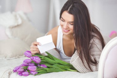 Yakından bir portre. Çiçekli çok güzel bir esmer kadın.
