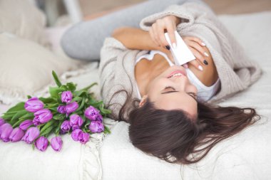 Yakından bir portre. Çiçekli çok güzel bir esmer kadın.