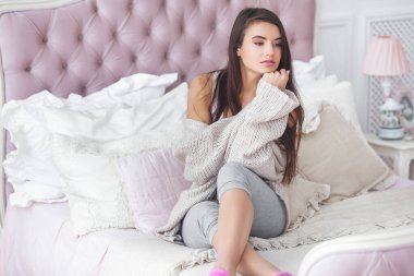 Evde çekici bir genç kadın var. İçerideki kadın.