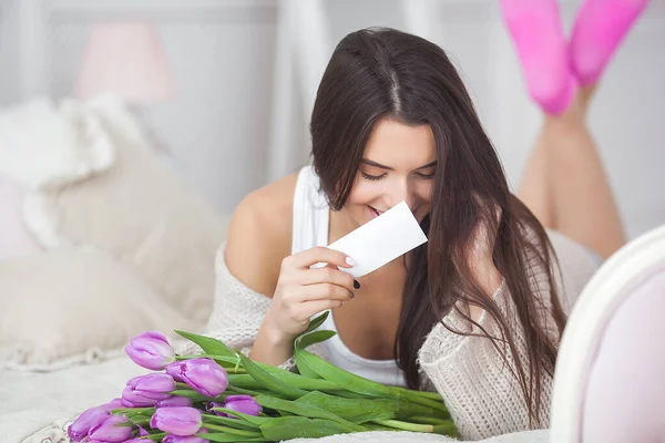 閉鎖ポートレートOg若いです非常に美しいですブルネット女性とともに花 — ストック写真