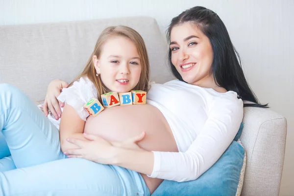 Junge Schwangere Mutter Und Ihr Erstes Kind Haus — Stockfoto