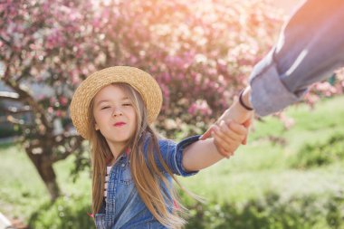 Genç anne ve küçük kızı dışarıda eğleniyorlar.