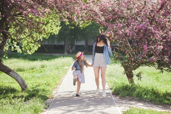Young Mother Her Little Daughter Having Fun Together Outdoors — Stock Photo, Image