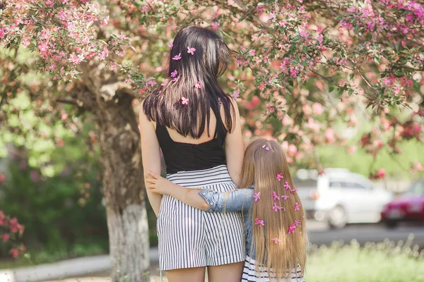 Young Mother Her Little Daughter Having Fun Together Outdoors — Stock Photo, Image