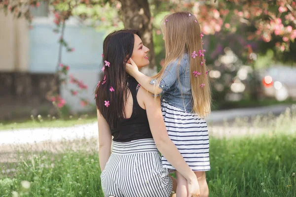Junge Mutter Und Ihre Kleine Tochter Amüsieren Sich Gemeinsam Freien — Stockfoto