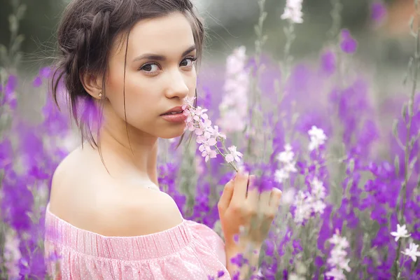花の牧草地でセクシーなエレガントな女性 美しい女性の屋外 自由の概念 — ストック写真