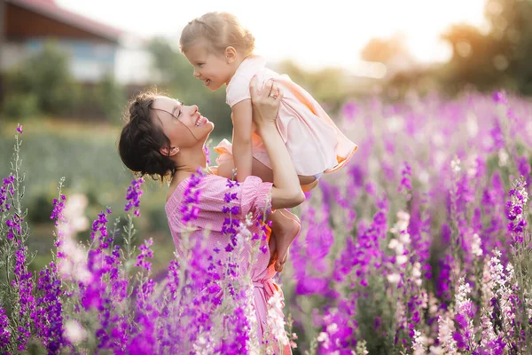 Fiatal Gyönyörű Anya Kislánya Szabadban Virágokkal Violet Mező Virágok Emberek — Stock Fotó