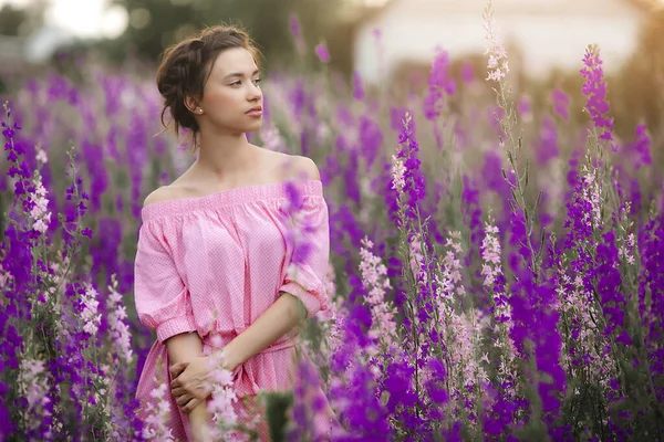 花の牧草地でセクシーなエレガントな女性 美しい女性の屋外 自由の概念 — ストック写真