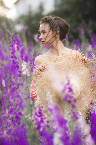 Mulher Elegante Sexy Prado Das Flores Bela Fêmea Livre Conceito — Fotografia de Stock