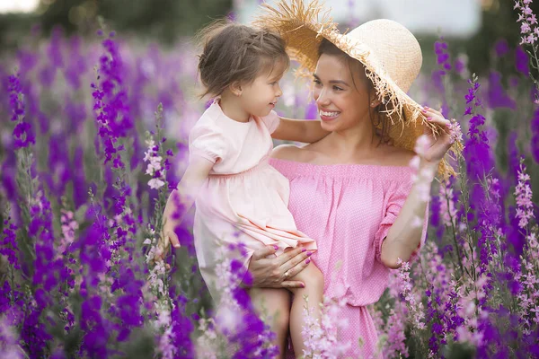 Ung Vacker Mor Och Hennes Lilla Dotter Utomhus Med Blommor — Stockfoto