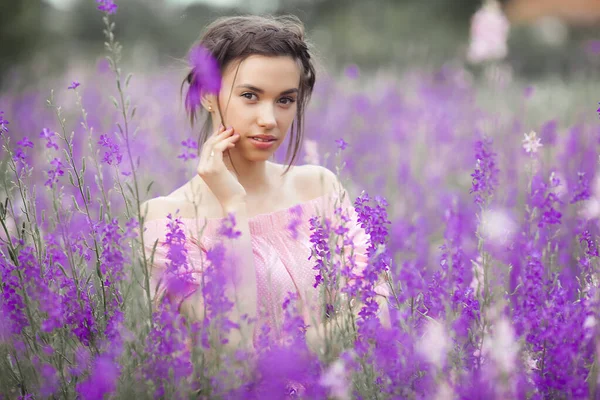 Mujer Elegante Sexy Prado Flores Hermosa Mujer Aire Libre Concepto —  Fotos de Stock