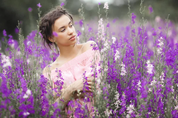 花の牧草地でセクシーなエレガントな女性 美しい女性の屋外 自由の概念 — ストック写真