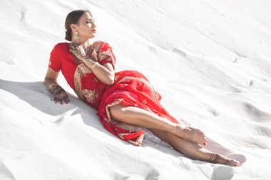 Sari giyen güzel Hintli kadın. Etnik Hint kıyafetleri içinde bir kadın..