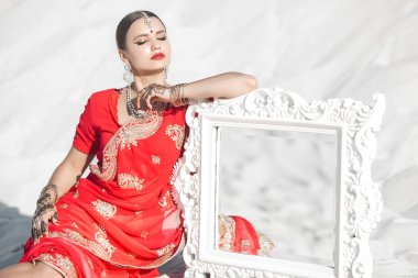 Sari giyen güzel Hintli kadın. Etnik Hint kıyafetleri içinde bir kadın..