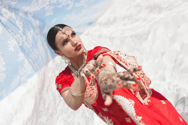 Hermosa Mujer India Usando Sari Mujer Con Ropa Étnica India —  Fotos de Stock