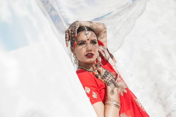 Mooie Indiaanse Vrouw Die Sari Draagt Vrouw Etnisch Indiaanse Kleding — Stockfoto