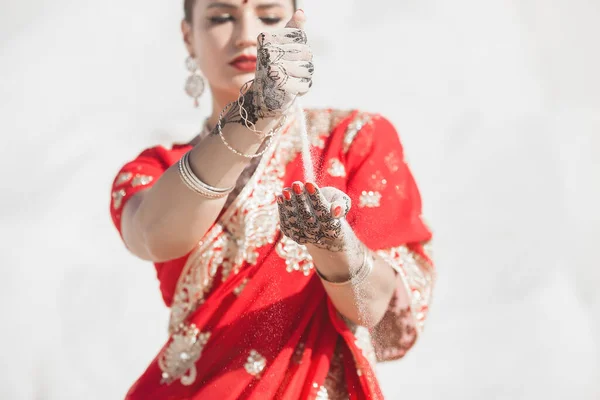 美丽的印度女人穿着莎丽 身着印第安民族服装的女性 — 图库照片