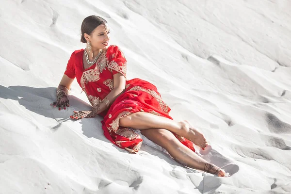 Όμορφη Ινδιάνα Που Φοράει Σάρι Γυναίκα Ινδιάνικα Ρούχα — Φωτογραφία Αρχείου