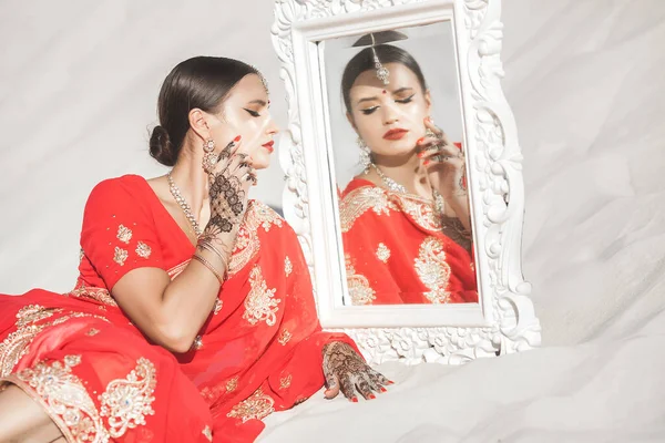 Όμορφη Ινδιάνα Που Φοράει Σάρι Γυναίκα Ινδιάνικα Ρούχα — Φωτογραφία Αρχείου