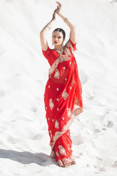 Vacker Indiansk Kvinna Klädd Sari Kvinna Etnisk Indiankläder — Stockfoto