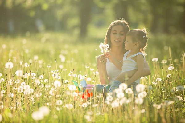 Joven Madre Pequeño Hijo Jugando Parque Hora Verano — Foto de Stock