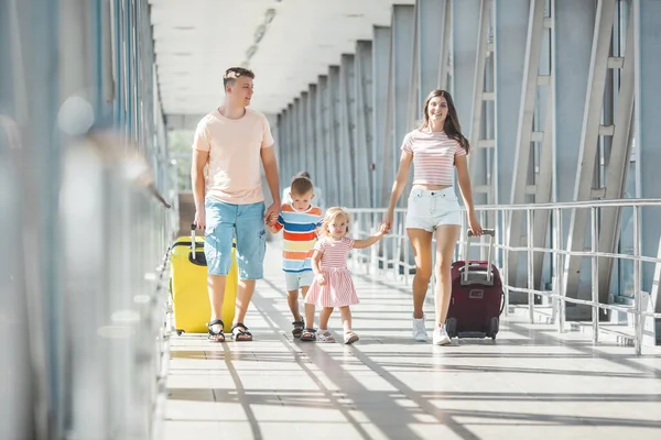 Familia Feliz Salidas Del Aeropuerto Personas Terminal Preparándose Para Las —  Fotos de Stock