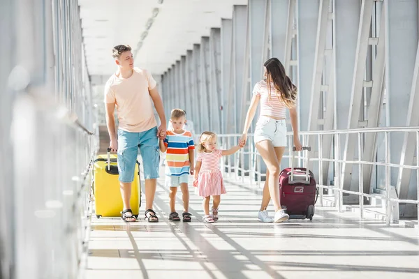 Familia Feliz Salidas Del Aeropuerto Personas Terminal Preparándose Para Las — Foto de Stock
